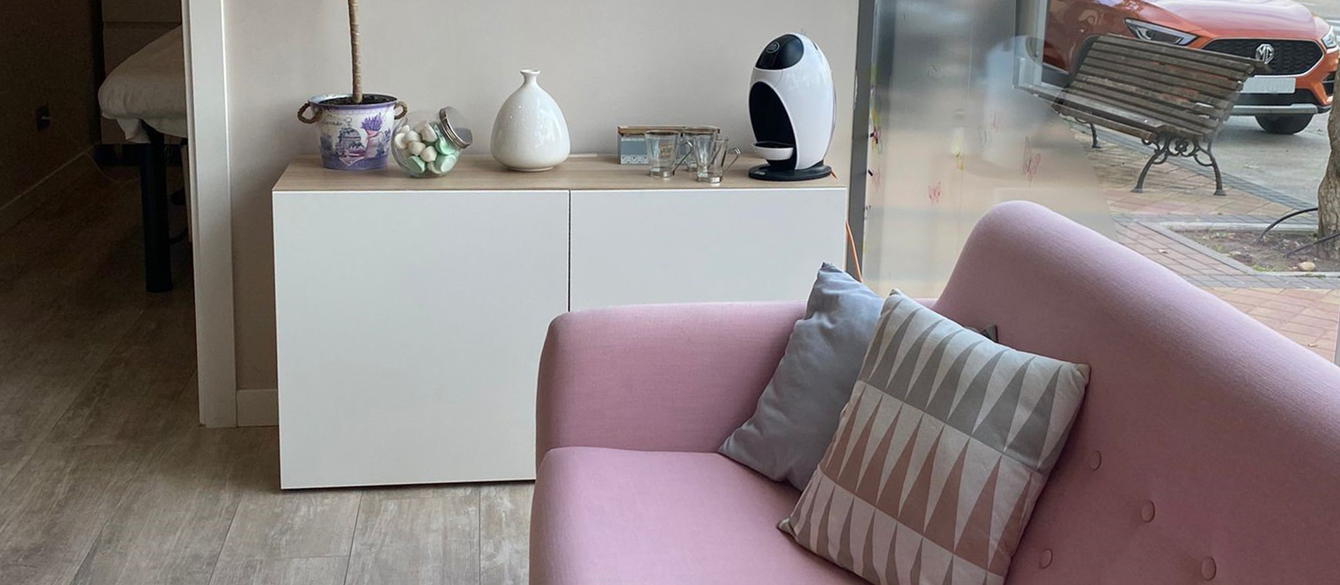 Esmeralda Márquez Centro de estética, recepción nueva, sillón y detalles varios